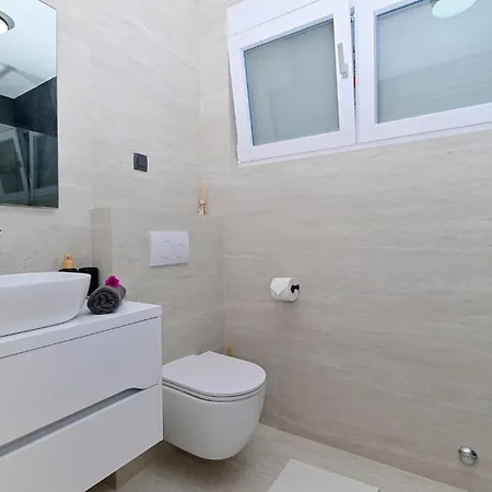 Lovely In Feriehus Ljubač